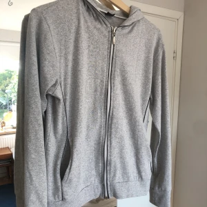 Grå zipper - Grå huvtröja med dragkedja. Dm för fler bilder. Skicket är tillfredsställande använd fåtal gånger (se bilderna för skick). Passar S möjligen M.