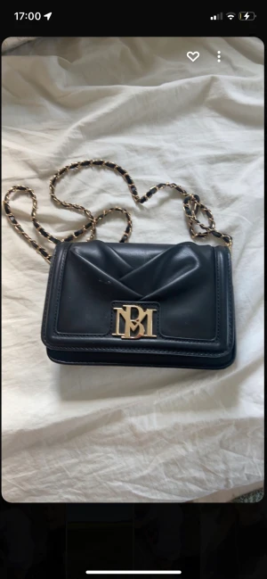 Väska  -  Säljer den här väskan som har köpt USA förra sommaren men har inte kommit till användning på grund av att jag har så många väskor. Jag gillar silver och därför säljer jag den här som är guld. Ordpris 800 säljer för 500 men har sänkt till 400