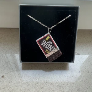 Handgjort halsband  - Handgjort ”Willy Wonka chocolate bar” halsband.  Jättegulligt, aldrig använt!! 🍫