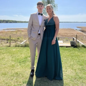 Balklänning  - Säljer min superfina balklänning som jag har använt på min bal😍 köptes för 3000kr och endast använd på min egen bal