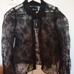 Skjorta  - Skjorta från Pieces, helt oanvänd. Den är lite oversised / puffig i ärmarna. Säljes då den inte kommit till användning. 