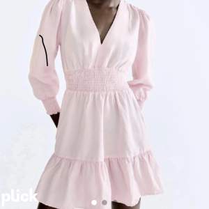 Säljer denna jättefina rosa klänning. Köpt från Zara och använd endast 2 gånger. Skriv för fler bilder på klänningen❤️