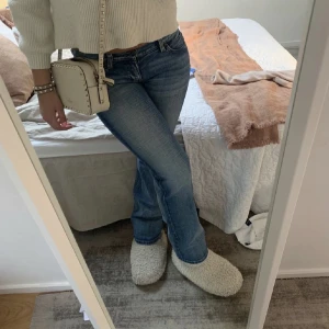 Supersnygga lågmidjade jeans  - Säljer dessa sjukt snygga lågmidjade jeansen som är i den perfekta färgen 