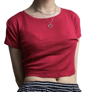 Stretchig t-shirt - Extremt skön och stretchig croptop i gott skick. Tvättråden är klippt för tyckte de störde, men taggen är kvar.