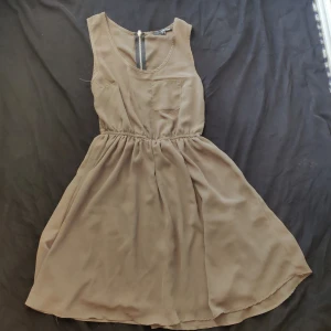 Klänning  - Grön klänning till salu, stl 34