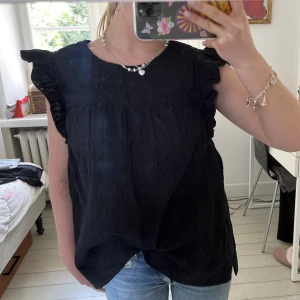 Mayla topp - Volangtopp från Mayla i storlek M men passar även S. Perfekt skick. Möts upp på Östermalm eller fraktar 