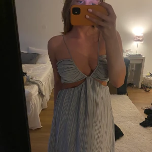 Zara lång klänning  - Super fin lång klänning från zara, aldrig använd lappen är kvar på!💞