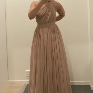 Superfin klänning till den händige  - En så fin puderrosa klänning men dragkedjan är paj. Fin öppen rygg och perfekt till bröllop! Köpt för 1200kr för ett par år sen. Det är en ”petit” storlek. Skulle säga att det är en 34 men det står 36 på klänningen.