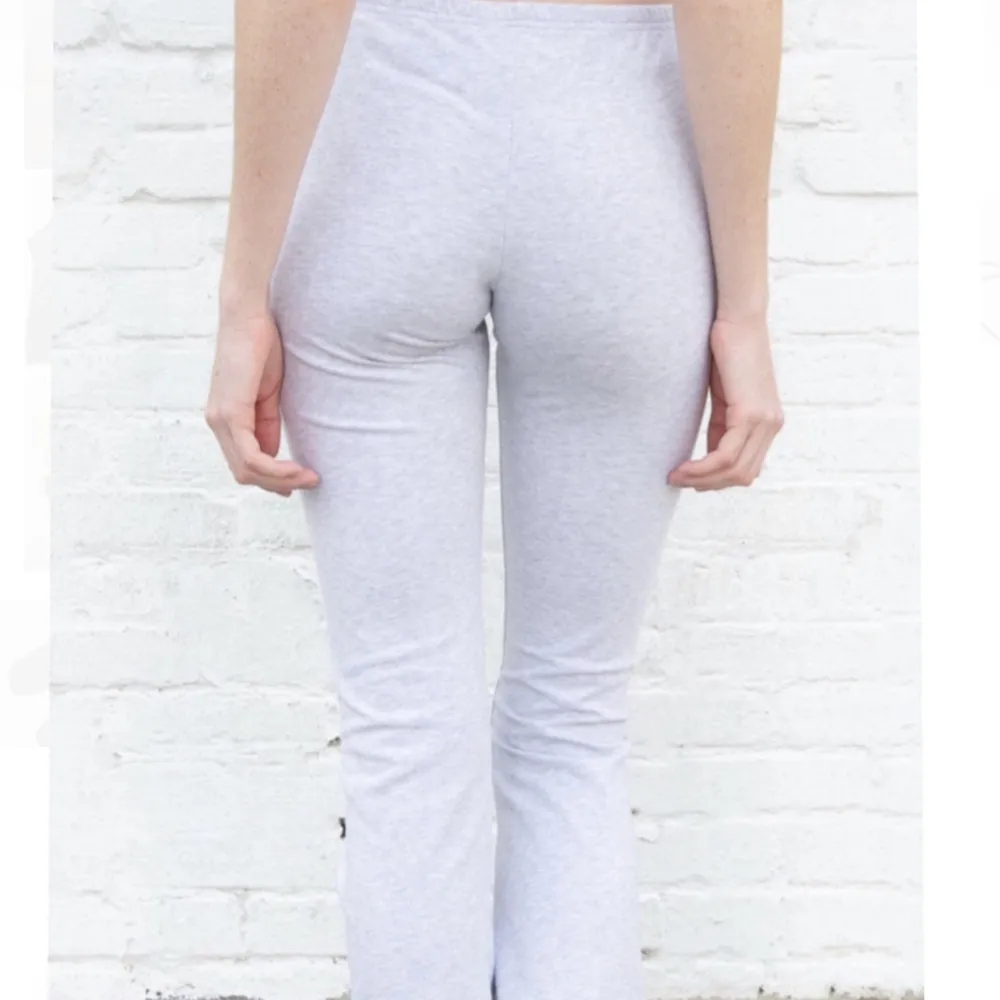 Säljer dessa super populära low waist yoga pantsen från Brandy Melville. Bootcut och långa i benen! Passar mig som har xs-s. Utmärkt skick!!💗🥰💋. Jeans & Byxor.