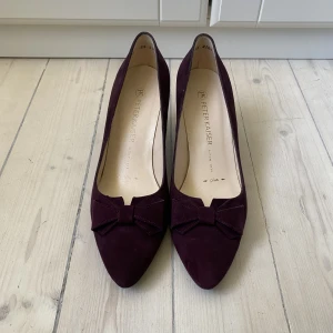 Lila pumps - Lila/vinröda pumps från Peter Kaiser i strl 5,5/38. De är dock breda och passar mig som har strl 39. Otroligt bekväma och sparsamt använda. Nypris 1500kr