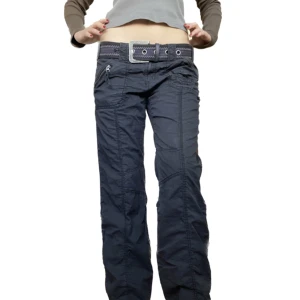 Cargo byxor  - Säljer mina svarta cargo byxor från esprit. Sitter så bra i midjan men är lite korta på mig som är 173cm. Storlek 40 men passar bra på mig som vanligt har S-M. Innerbenslängden är 77cm. Skärpet ingår inte på köpet.