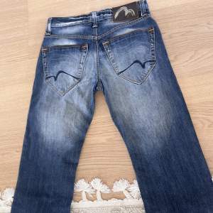 Feta Mish Mash jeans med 42 CM bredd i midjan, en totallängd på 110 cm, ca 25 cm benbredd. 