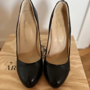 Christian Louboutin stilett pumps  - Dessa klackskor är använda fåtal gånger och passar till fina tillfällen De har en liten defekt på ena klacken som tredje bilden visar men funkar perfekt att använda Det finns tyvärr inte påse eller kartong kvar men kontakta för mer information  