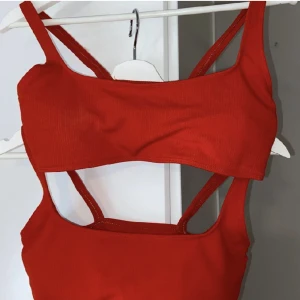 Bikini topp 2 st röd - Två fina ribbade bikiniöverdelar. Storlek S. Säljs då de är för små för mig. Prispaket 150kr annars 100kr/st. 