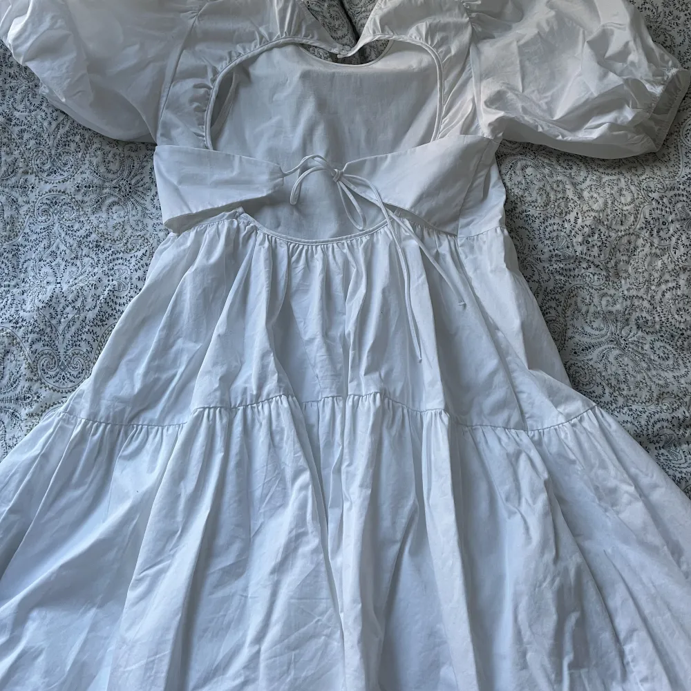En jättefin vit klänning från Zara som köptes förra året. Har endast används en gång på konfirmationen så är i jättebra skick. Öppen i ryggen med knyten. Säljer pga att jag inte använder den. . Klänningar.
