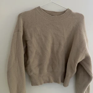 Stickad tröja - En stickad lite kroppad tröja som är i från bershka, använd fåtal gånger 