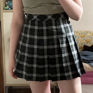 Svart skotskrutig kjol  - DMA OM DU ÄR INTRESERAD Har aldrig använt så den är i bra skick, lappen är kvar också 