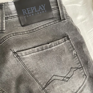 Replay Jeans - Ett par riktigt feta jeans från Replay i en snygg grå färg.  Modell anbass Storlek 30 Skick 9/10  Pris kan diskuteras och hör av dig vid frågor/bilder