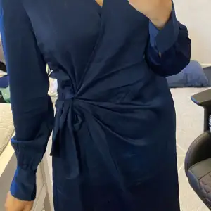 Marinblå klänning i stl S. Från Vero Moda. Aldrig använd. 