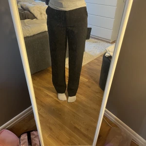 Kostymbyxor från NaKd - Kostymbyxor från NaKd i bra kvalitet. Köparen står för frakten💗💗