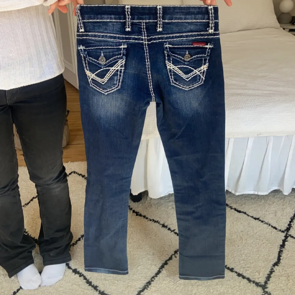 Super snygga true religon liknade jeans som tyvärr inte passar mig. Vet ej säkert va storleken är men kontakta för mer information.💓. Jeans & Byxor.