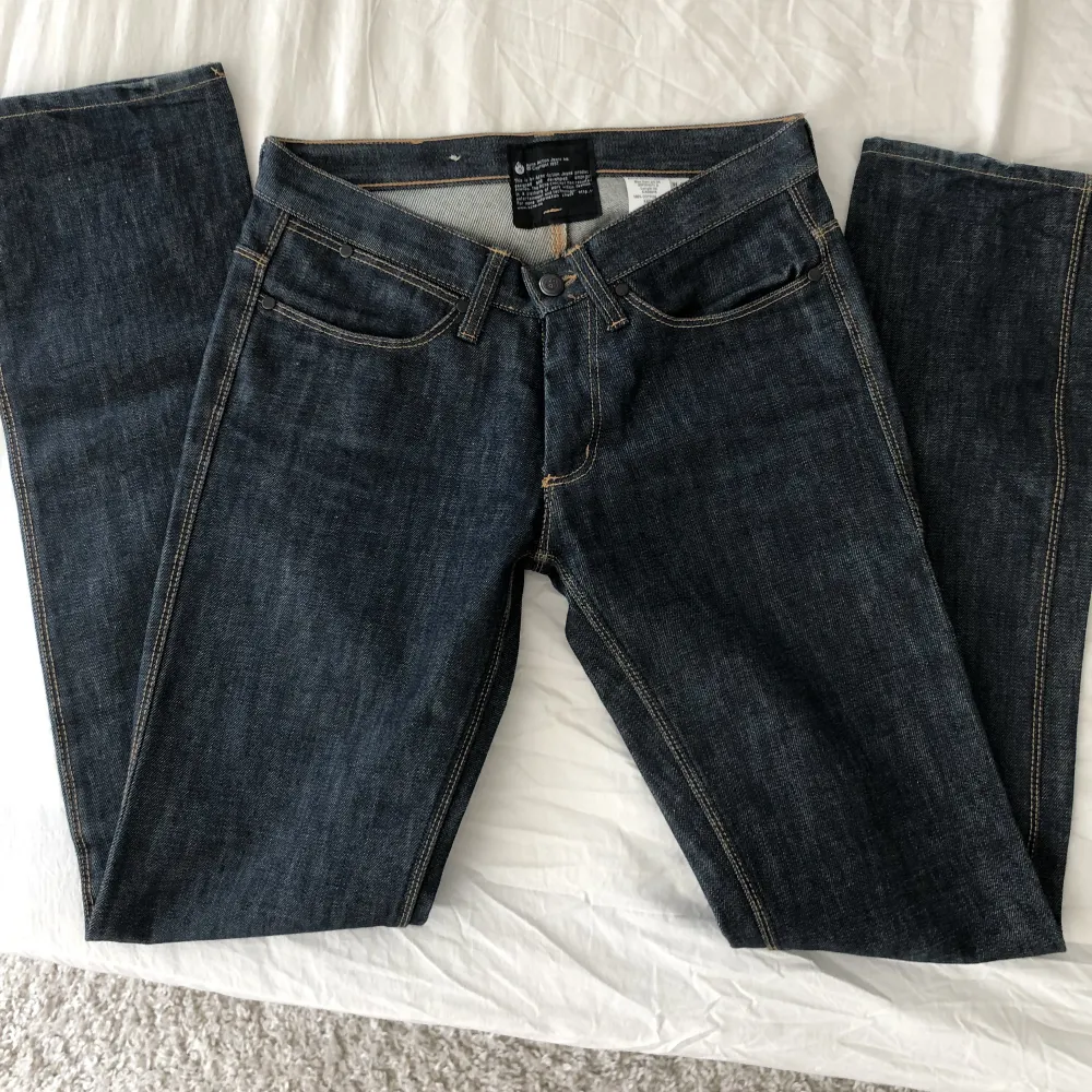 Sprillans nya jeans från acne men de passade inte, så säljer vidare!. Jeans & Byxor.