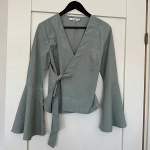 Blus - Blus från NA-KD med vida ärmar, endast använd 1 gång. Storlek 36 💚