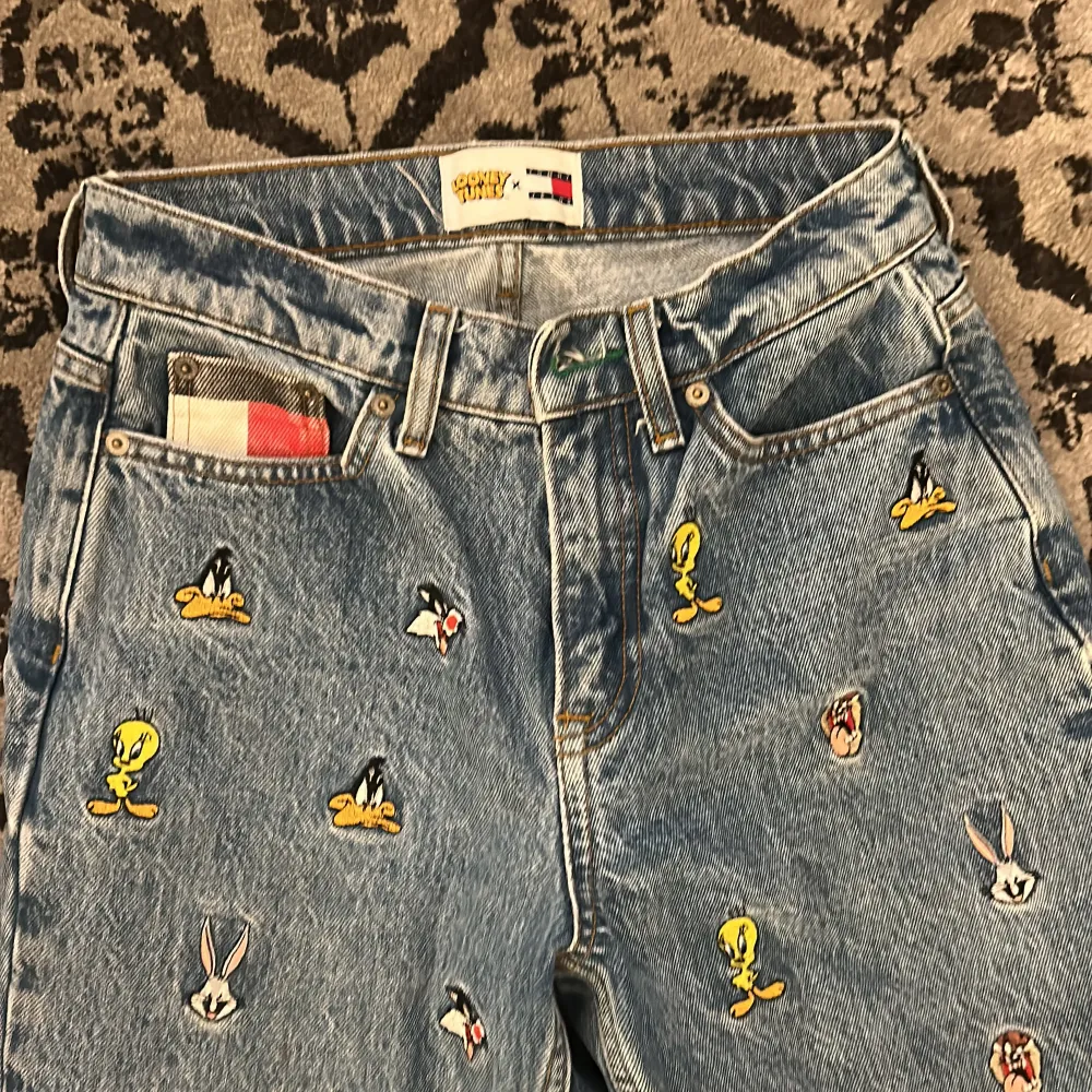 Säljer Tommy hilfiger jeans X looney tunes.  Skit snygga jeans som är i storlek xs men kan också passa som S. Ny pris är 1800 men säljer dem för 1000, priset kan diskuteras. Jeans & Byxor.