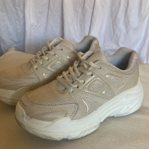 Sneakers  - Sneakers i fint skick, kan posta med skokartong om det önskas! Billigare frakt utan så vi kommer överens!