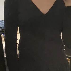 Svart kofta från hm - Svart kofta från hm med v-ringning! 🫶🏼