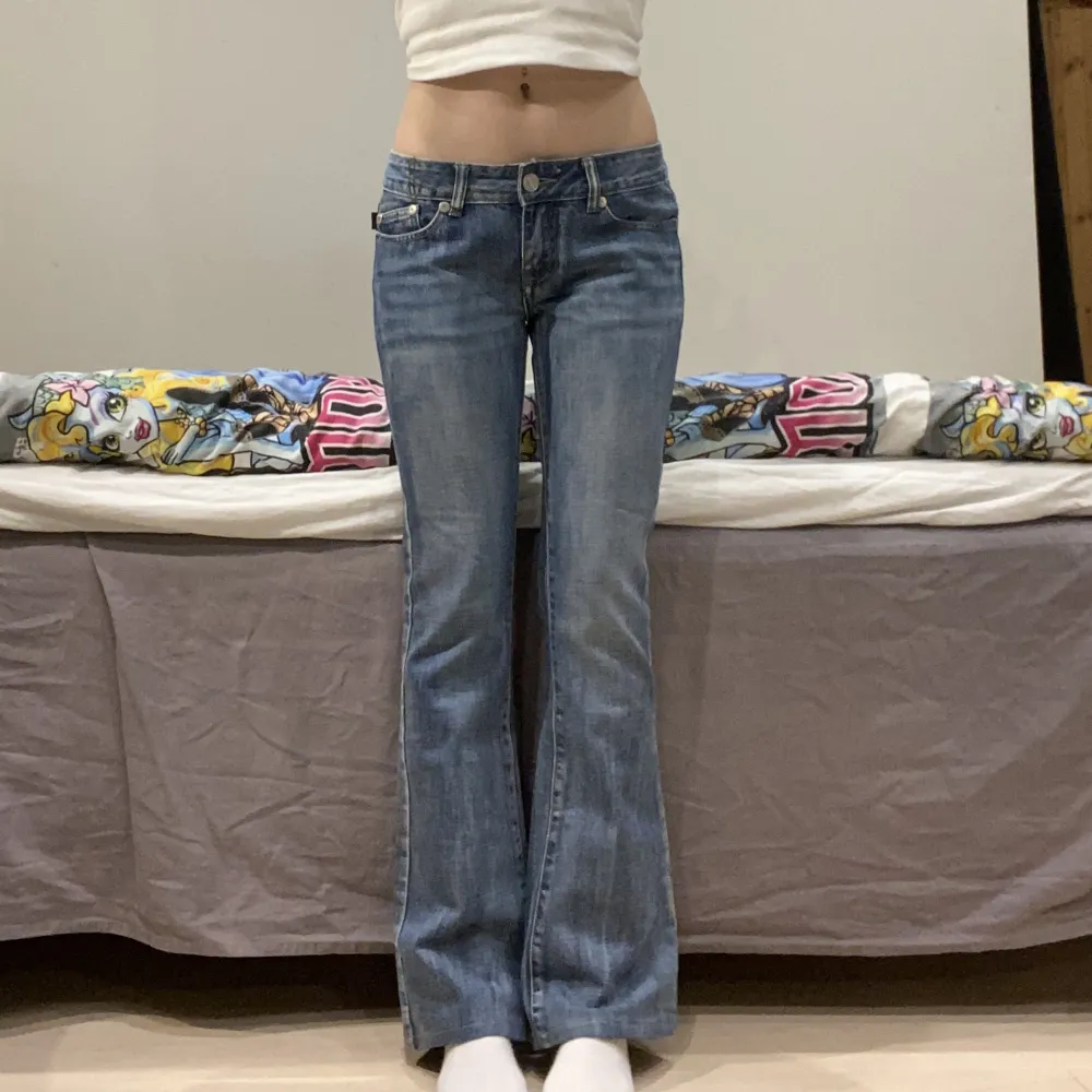 Så snygga jeans från Victoria Beckham for Rock & Republic💓 lågmidjade och bootcut! midja 41x2 cm innerben 78 cm ja e 170 för referens!. Jeans & Byxor.