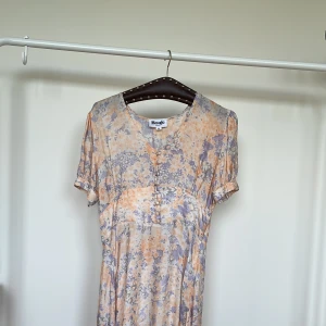 Rouje klänning - Klänning från det franska märket Rouje i stl.38. Ganska liten i storleken, som en 36:a. Jätte fin sommarklänning i nyskick!