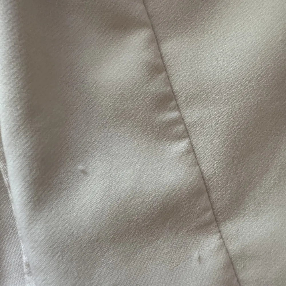 Vita kostymbyxor från Hoss kollektion på Nakd 🌼 små trådar som kommit upp lite här o var . Jeans & Byxor.