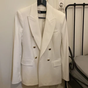 Vit kavaj  - Vit kavaj från Zara. Köpt för 700 kr. Helt oanvänt. Väldigt bra material.