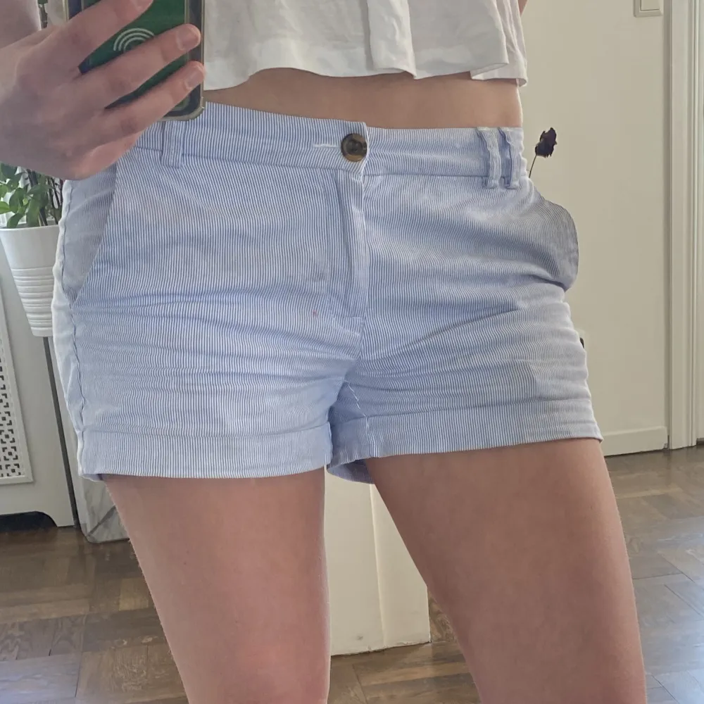 As gulliga shorts till sommar, säljer dessa eftersom jag har ungefär ett par likadana!💗. Shorts.