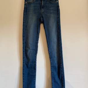 Mörkblåa jeans i storlek S, men väldigt liten i storlek passar XS bättre. Använda en del men i bra skick. 