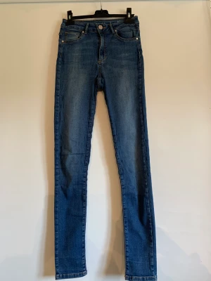 Mörkblåa jeans - Mörkblåa jeans i storlek S, men väldigt liten i storlek passar XS bättre. Använda en del men i bra skick. 
