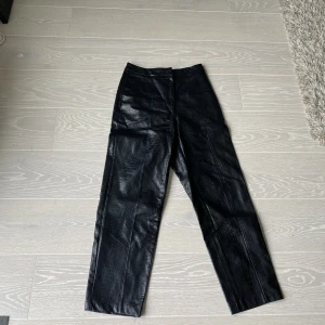 Skinnbyxor - Säljer dessa jätte snygga brallorna från NA-KD, då de tyvärr är för små för mig. Strl 34💕