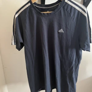 Addidas  - Bra skick, kan användas till mycket, original pris: 300kr.