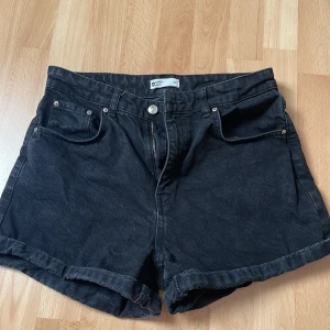 Jeanshorts - Svarta jeansshorts från GinaTricot. Använda under förra sommaren. 