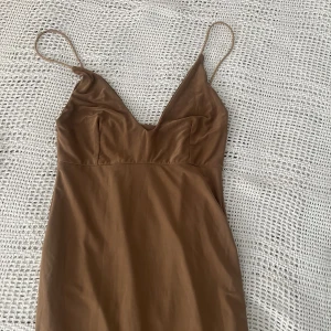 Festklänning  - Beige klänning av Rebecca stella. Originalpris 399 kr. Säljer för 129 kr. Storlek XS. Bra skick. Använt en gång. 