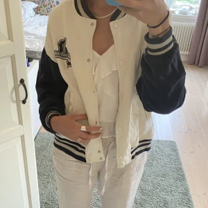 Baseballjacka/sweatshirt - Mörkblå/vit tröja från PULL&BEAR. Fint skick annat än att en knapp är lagad<3 Storlek S. Frakt tillkommer💓