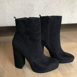 Klackskor  - Snygga klackskor från H&M i storlek 38, nyskick aldrig använda utomhus! 
