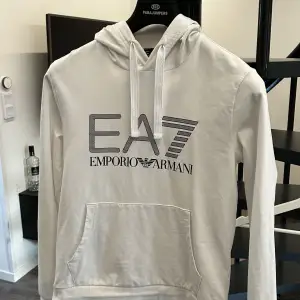 Säljer min vita EA7 Emporio Armani hoodie i storlek XS. Hoodien är i nyskick och är använd cirka 5 gånger då den är för liten för mig. Kostar 900kr ny. 