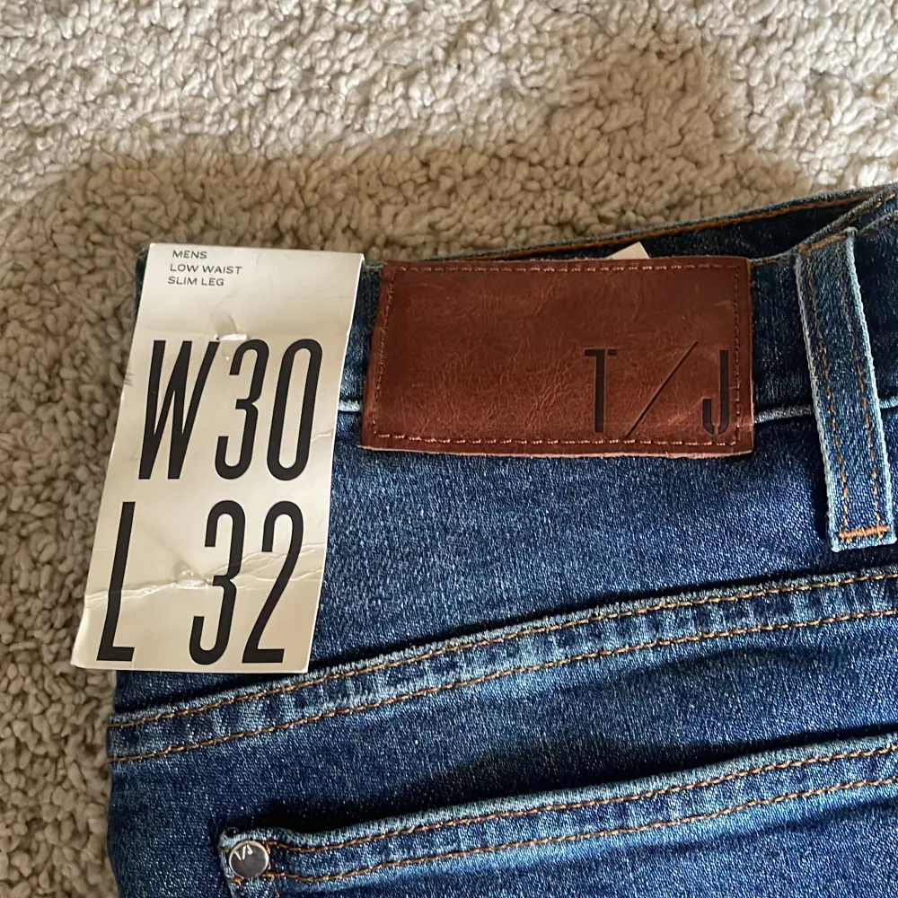 Ett par helt nya Tiger of Sweden Jeans som jag säljer då dem inte passade mig. Det är W30 och L32. Ordinarie pris är 1600 kr, mitt pris är 450 kr.. Jeans & Byxor.