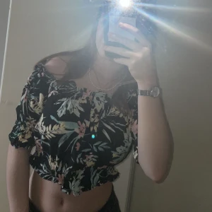 Of shoulders topp  - Gina tricot  Storlek 34 Använt ett fåtal gånger 