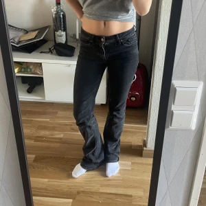 Lågmidjadejeans - Säljer dessa gråa lågmidjade jeansen. I väldigt bra skick! I sjukt snygg svart/urtvättad svart-grå!