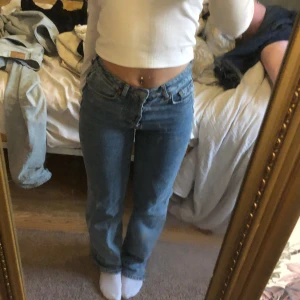 Jeans  - Blåa jeans från bik bok i ny skick💗 säljer på grund av att jag beställde i fel storlek (har 2 par) i storlek 34💗 köparen står för frakten 