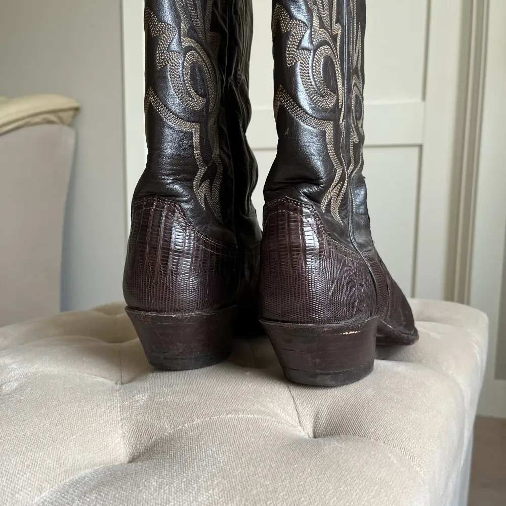 Helt stört snygga cowboy boots i storlek 39. Gjorda i USA av äkta läder (obs! Vintage). Så fina och trendiga nu till sommaren, men tyvärr för små för mig 🌸. Skor.