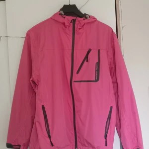 Softshell jacka - Rosa softshell jacka som passar bra till träning och andra aktiviteter. I bra skick med fickor både på utsidan och insidan. Storlek M.